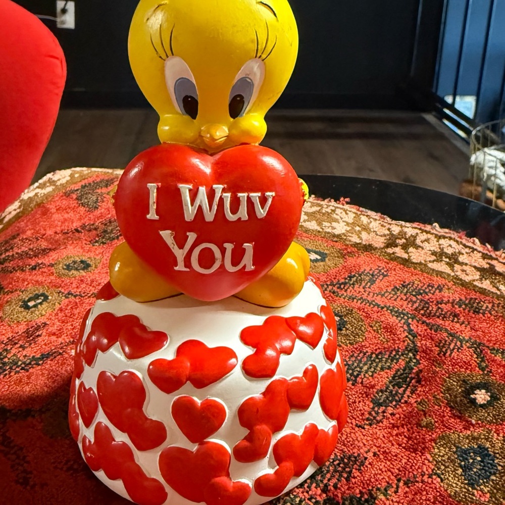 Rare Tweety Bird Heart Figurine musical box